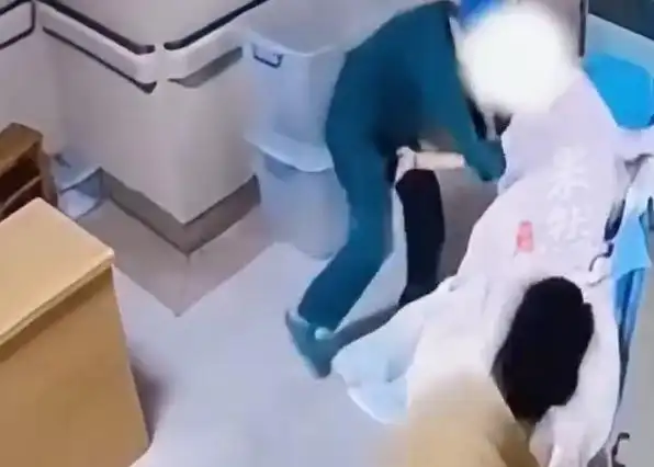 转运坠床新生儿生命体征平稳_宁德师范学院附属宁德市医院护工失误_新生儿坠床事件