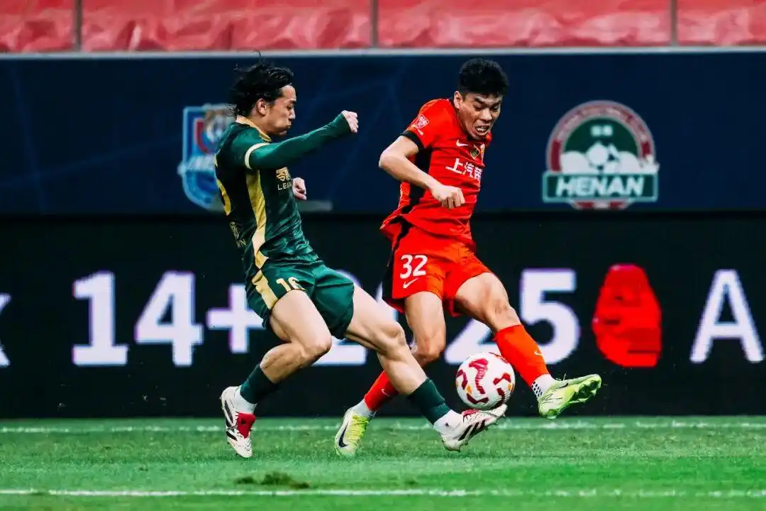 海港队主场击败浙江队战报_上海海港三连冠可能性_末轮打平即夺冠！海港两送世界波3-0浙江