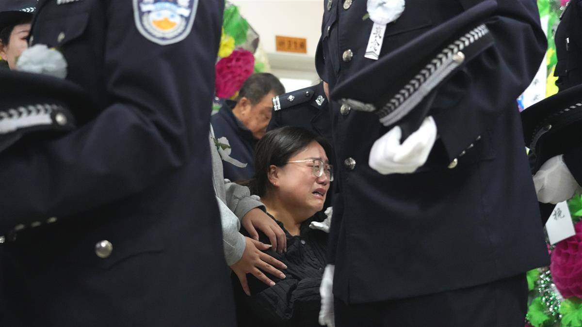 英山县公安局金家铺派出所所长袁创遗体告别仪式_湖北一派出所所长因公牺牲_袁创因公牺牲情况