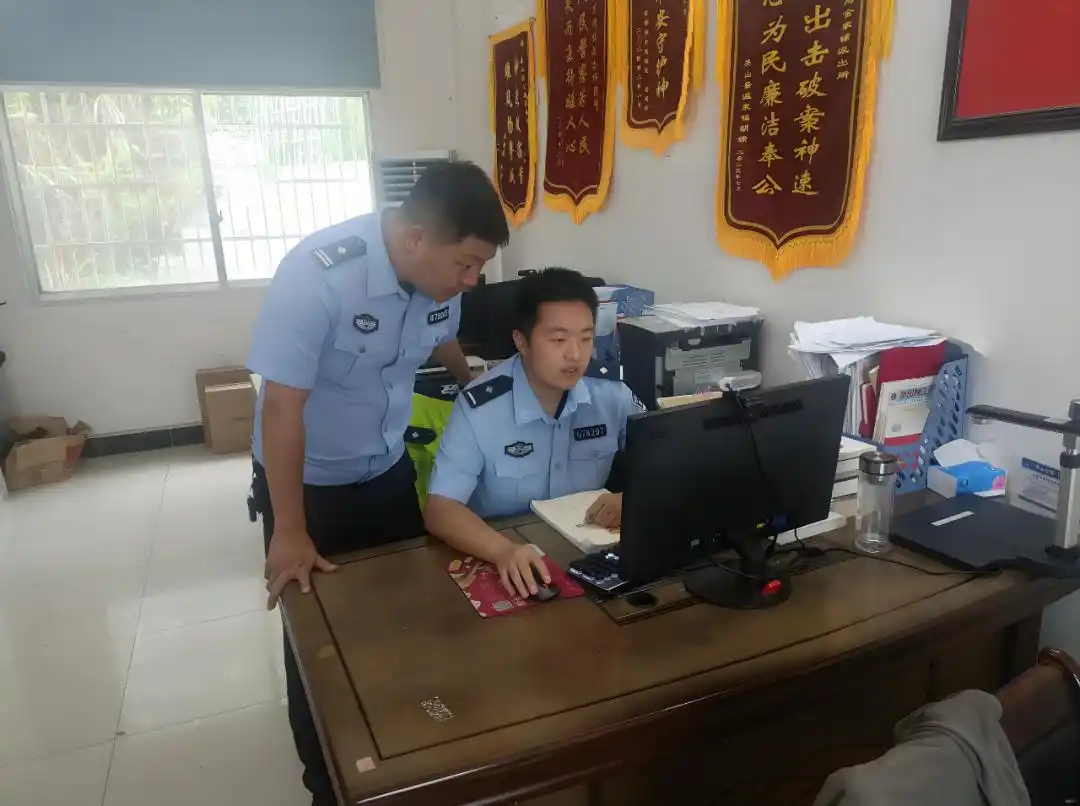 袁创英山民警事迹_英山县公安局金家铺派出所所长袁创遗体告别仪式_湖北一派出所所长因公牺牲