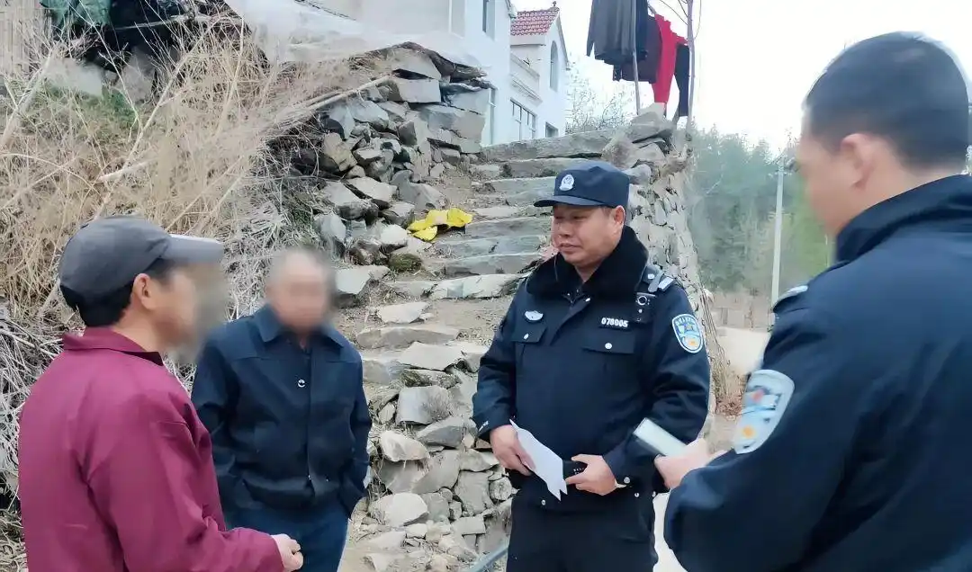 英山县公安局金家铺派出所所长袁创遗体告别仪式_湖北一派出所所长因公牺牲_袁创英山民警事迹