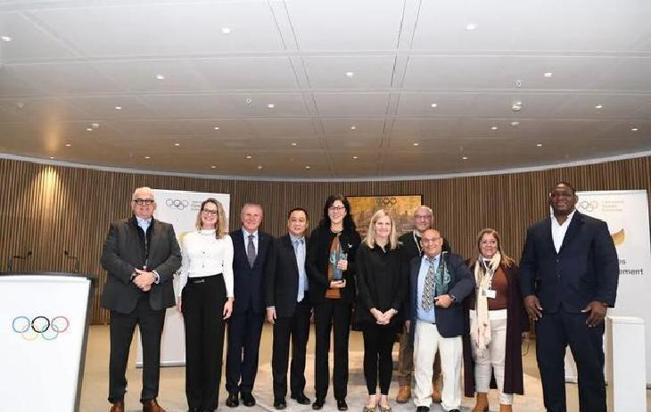 郎平国际奥委会教练员终身成就奖_朱婷里约mvp颁奖视频_朱婷郎平师徒关系