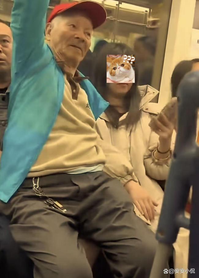 上海地铁回应老人强行坐女生腿上 无耻行为引众怒