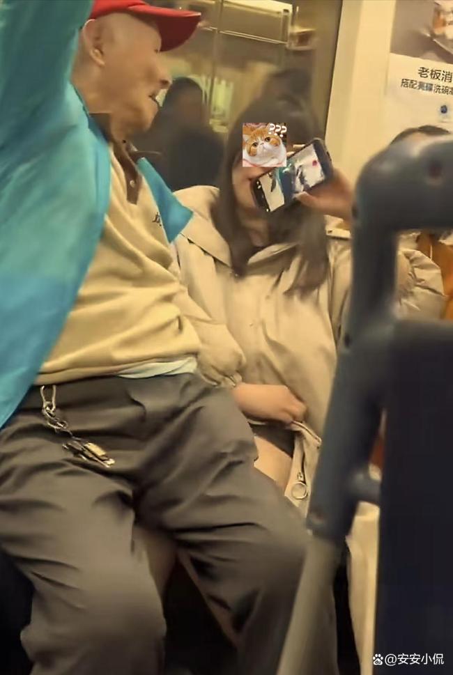 上海地铁回应老人强行坐女生腿上 无耻行为引众怒