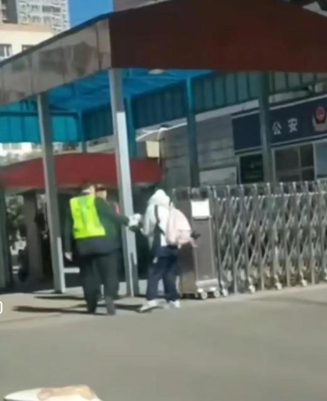 别因一根淀粉肠背离教育初心