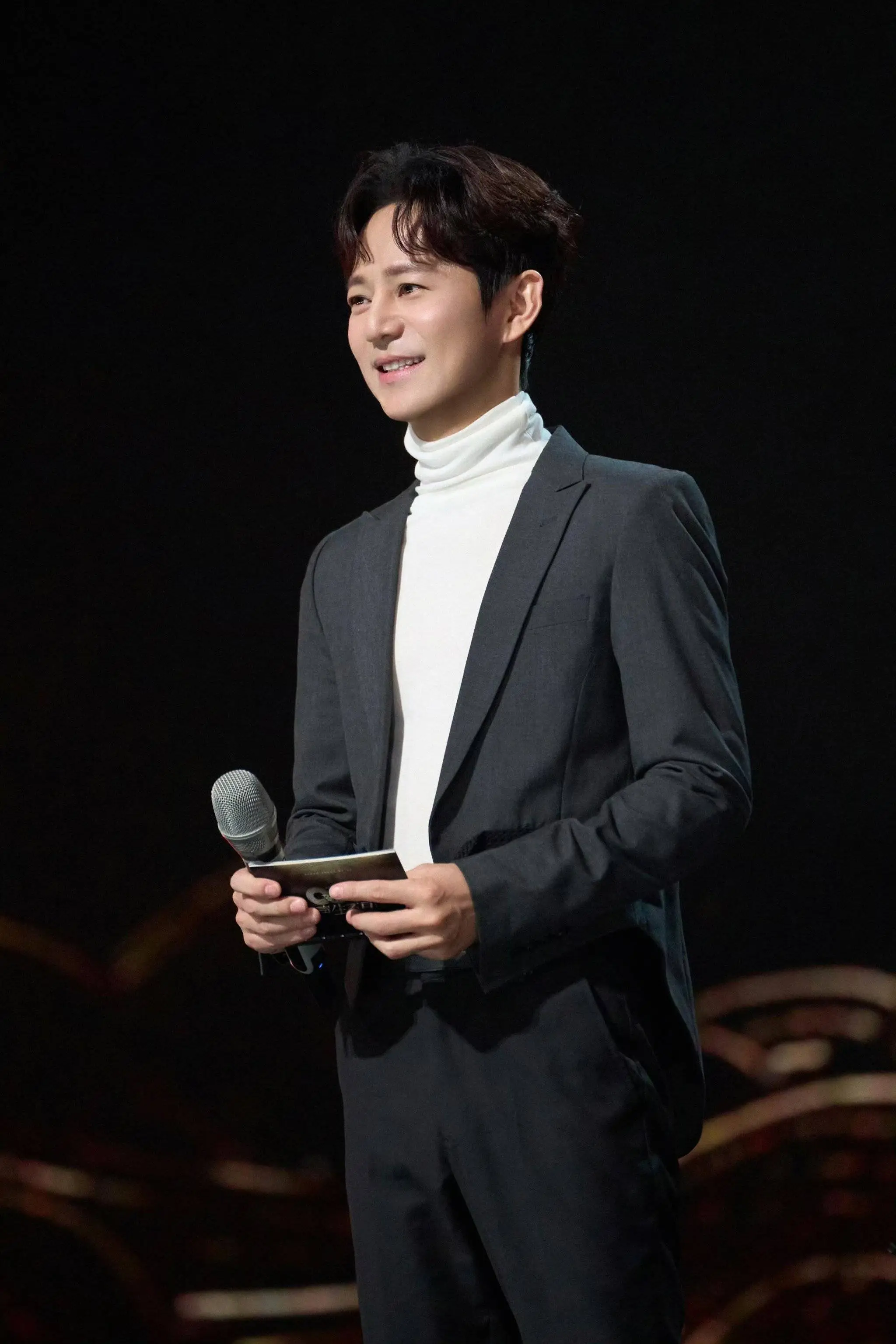 何炅回应衰老焦虑:准备再干三四十年_何炅断崖式衰老_何炅衰老焦虑