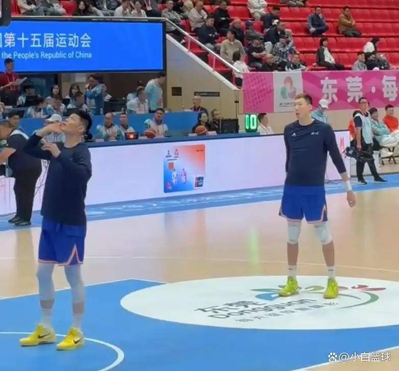 周琦替补表现亮眼_组图:四川全运男篮大胜湖北 周琦内线进攻_全运会男篮成年组四川队大胜湖北队