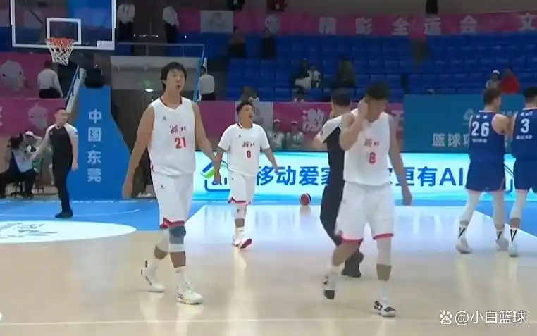 周琦替补表现亮眼_全运会男篮成年组四川队大胜湖北队_组图:四川全运男篮大胜湖北 周琦内线进攻