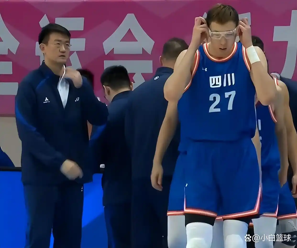 组图:四川全运男篮大胜湖北 周琦内线进攻_周琦替补表现亮眼_全运会男篮成年组四川队大胜湖北队