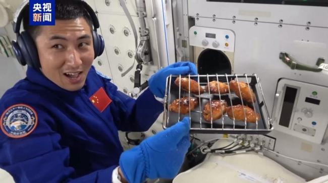 太空烧烤“滋滋冒油”馋坏全球网友 航天员吃香停不下来