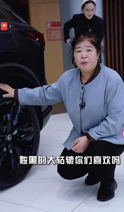 雷克萨斯汽车经销店_保洁阿姨拍“土味说车”视频出圈_保洁阿姨说车