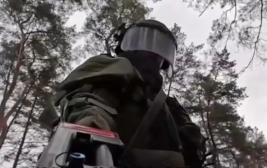 俄罗斯库尔斯克州排雷工作 朝鲜武装力量参与_金正恩支持俄罗斯特别军事行动_朝武装力量部队在俄排雷画面曝光