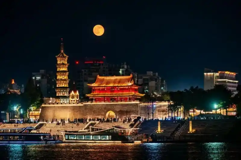 “超级月亮”高清大图_年度最大满月_超级月亮近地点