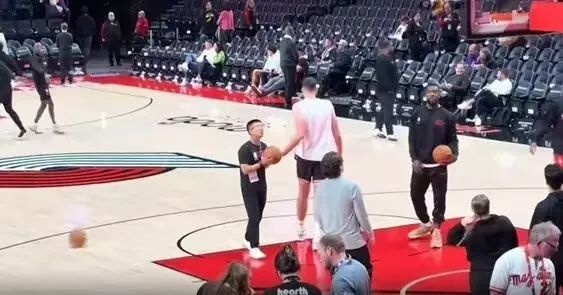 曝杨瀚森的翻译刘禹铖 已进入开拓者教练组_杨瀚森开拓者教练组成员刘禹铖_杨瀚森翻译进入开拓者教练组