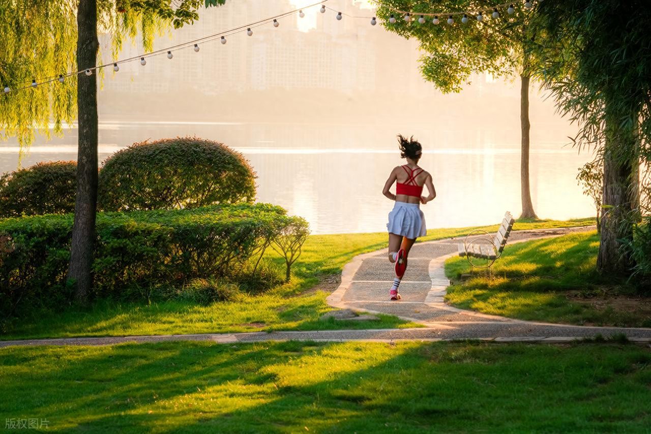 新手跑步距离建议_每天跑步几公里合适_每天最适合锻炼的时间