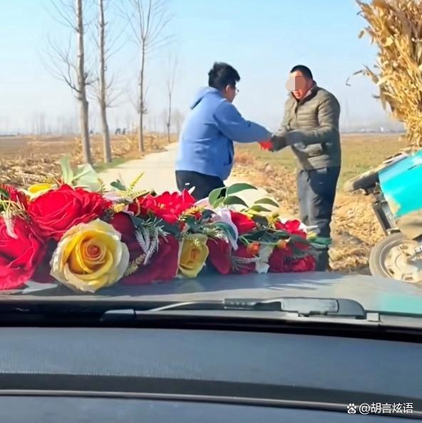 村民善良体谅婚礼车队_为让婚车不走回头路司机放倒三轮车_乡村三轮车让行婚礼车队