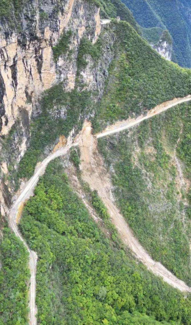 网红公路垮塌 3000村民出行受阻