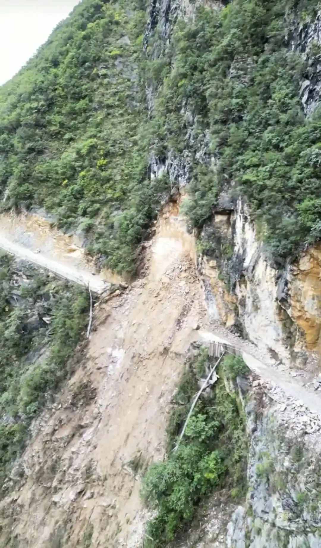 网红公路垮塌 3000村民出行受阻_网红悬崖公路兰英段修复进度_重庆巫溪县通兰路垮塌