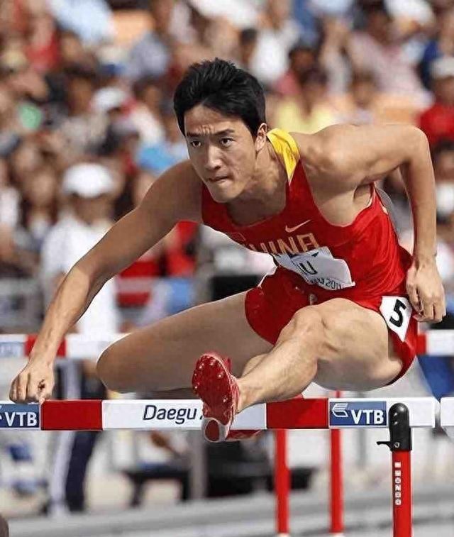 42岁刘翔近况曝光，长期在国外旅游，靠终身合同吸金，远离喷子！