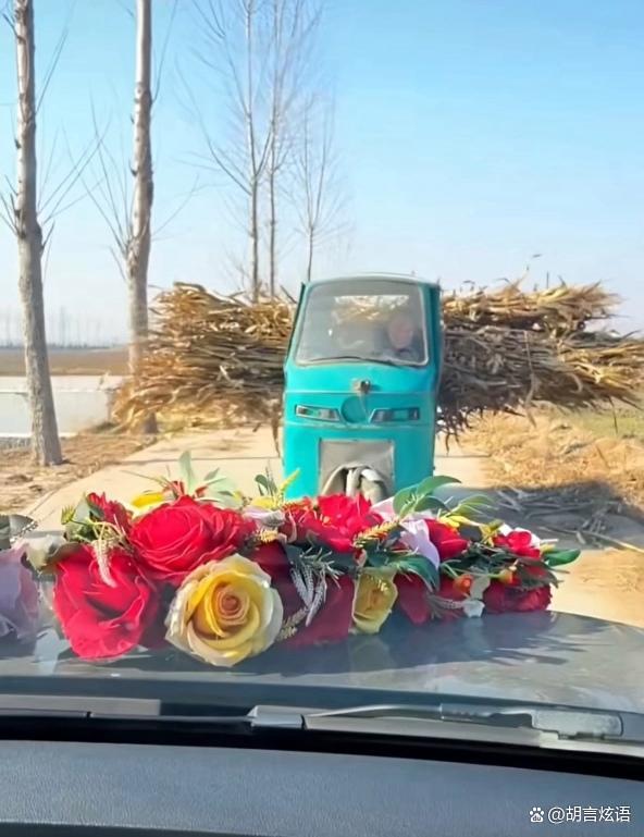 为让婚车不走回头路司机放倒三轮车