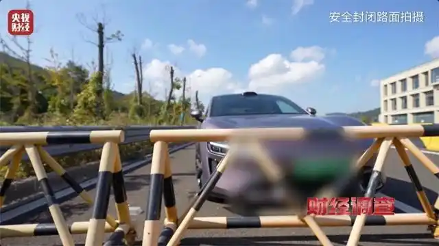 智驾作弊器骗过系统实现脱手驾驶 道路交通安全威胁_央视曝光汽车智驾神器成夺命陷阱_智驾神器规避安全监控 新能源汽车产业健康发展秩序
