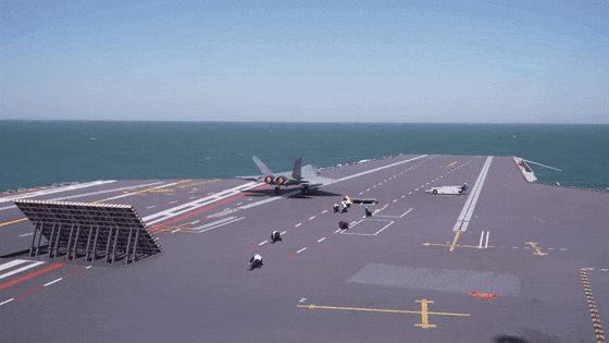 中国第一艘电磁弹射航空母舰福建舰入列授旗仪式_从下水到入列 重温福建舰一个个首次_福建舰电磁弹射技术亮点分析