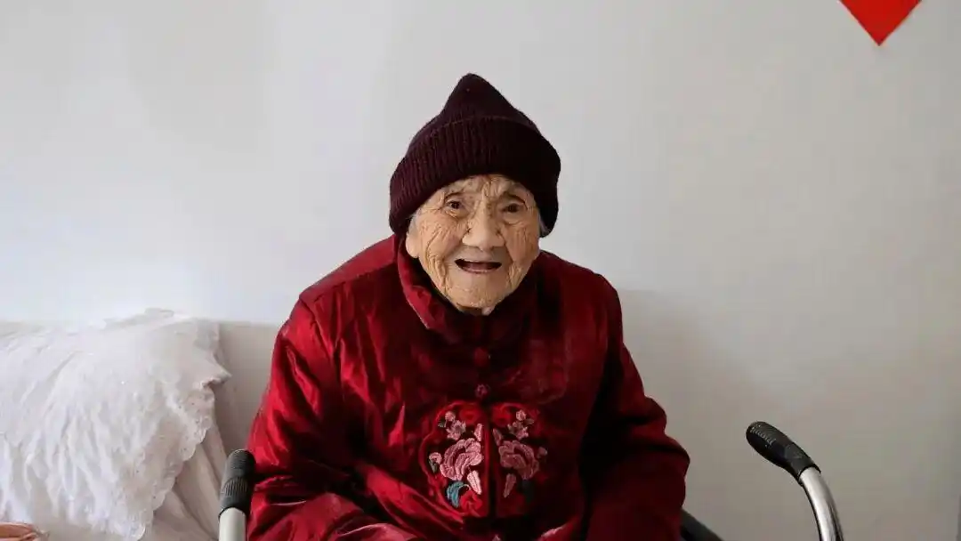 李陈氏115岁寿宴_河南郑州最长寿老人_郑州115岁老人：90多还为重孙做棉衣