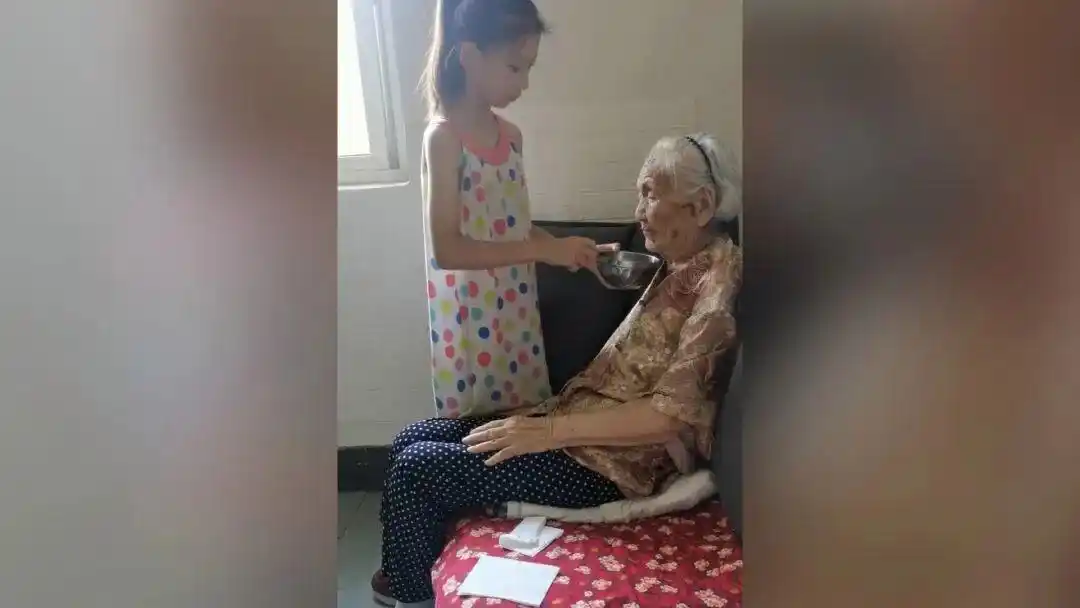 李陈氏115岁寿宴_郑州115岁老人：90多还为重孙做棉衣_河南郑州最长寿老人