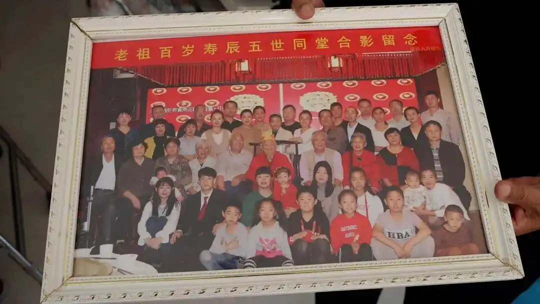 郑州115岁老人：90多还为重孙做棉衣_李陈氏115岁寿宴_河南郑州最长寿老人