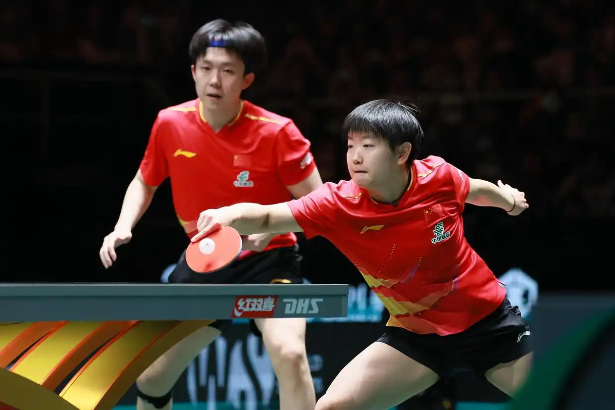 2025国际乒联混合团体世界杯中国三连冠_组图:国乒晋级混合团体世界杯决赛 激动庆祝胜利_国乒决赛8比1战胜日本队