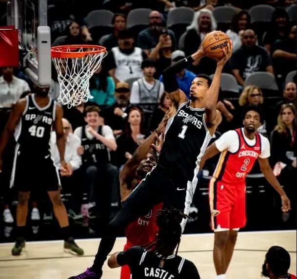 马刺5-out进攻体系战术细节_NBA比赛战术分析_篮球比赛对阵图