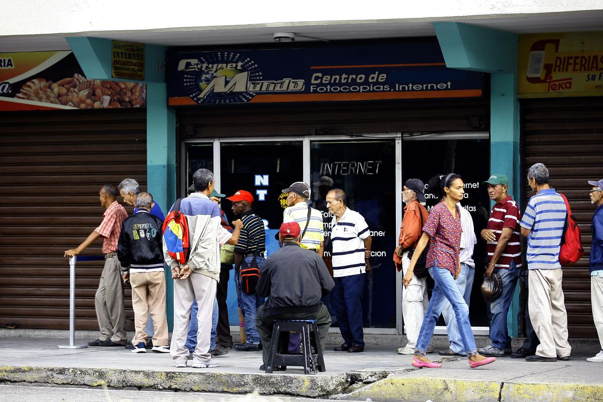 委内瑞拉130玻利瓦尔汇率冻结_委内瑞拉经济崩溃_委内瑞拉最低工资购买力下降