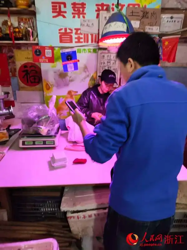 美颜生鲜灯 红色灯罩生鲜灯 新国标生鲜灯_生鲜灯不能两年都关不了