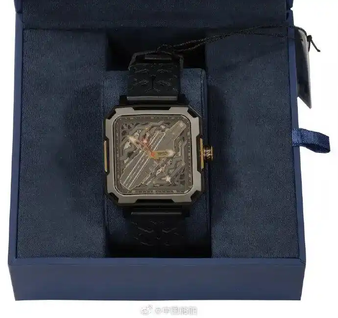 捐款造航母男生获赠福建舰手表_捐140元建航母 陈虞文 中国船舶福建舰纪念手表