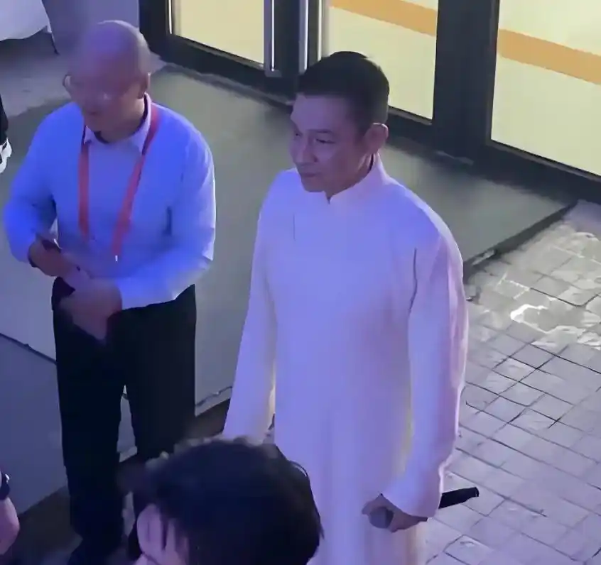 64岁刘德华,突然现身