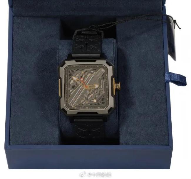 捐款造航母小伙获赠福建舰手表 初心见证强军梦圆