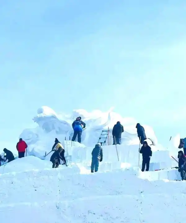 哈尔滨太阳岛雪雕制作过程_哈尔滨大雪人看着就出片_太阳岛巨型雪人雕刻步骤