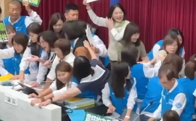 高雄市议会蓝绿民代爆发激烈冲突_国民党民代不满陈其迈离席_高雄市议会冲突