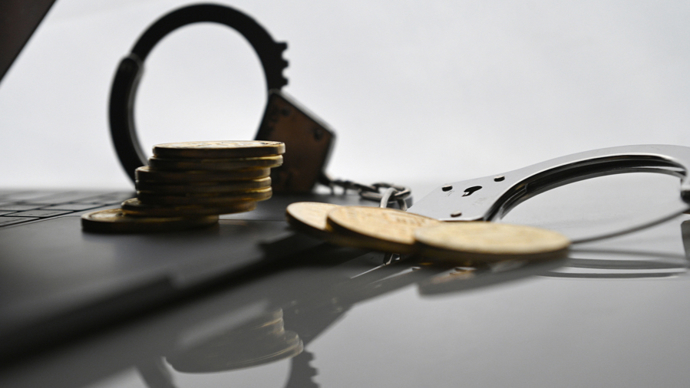 开挂陪玩、组织导演巅峰赛卖分,福建泉州6人非法牟利25万元被_游戏外挂牟利犯罪案例_泉州网警抓捕外挂代打团伙