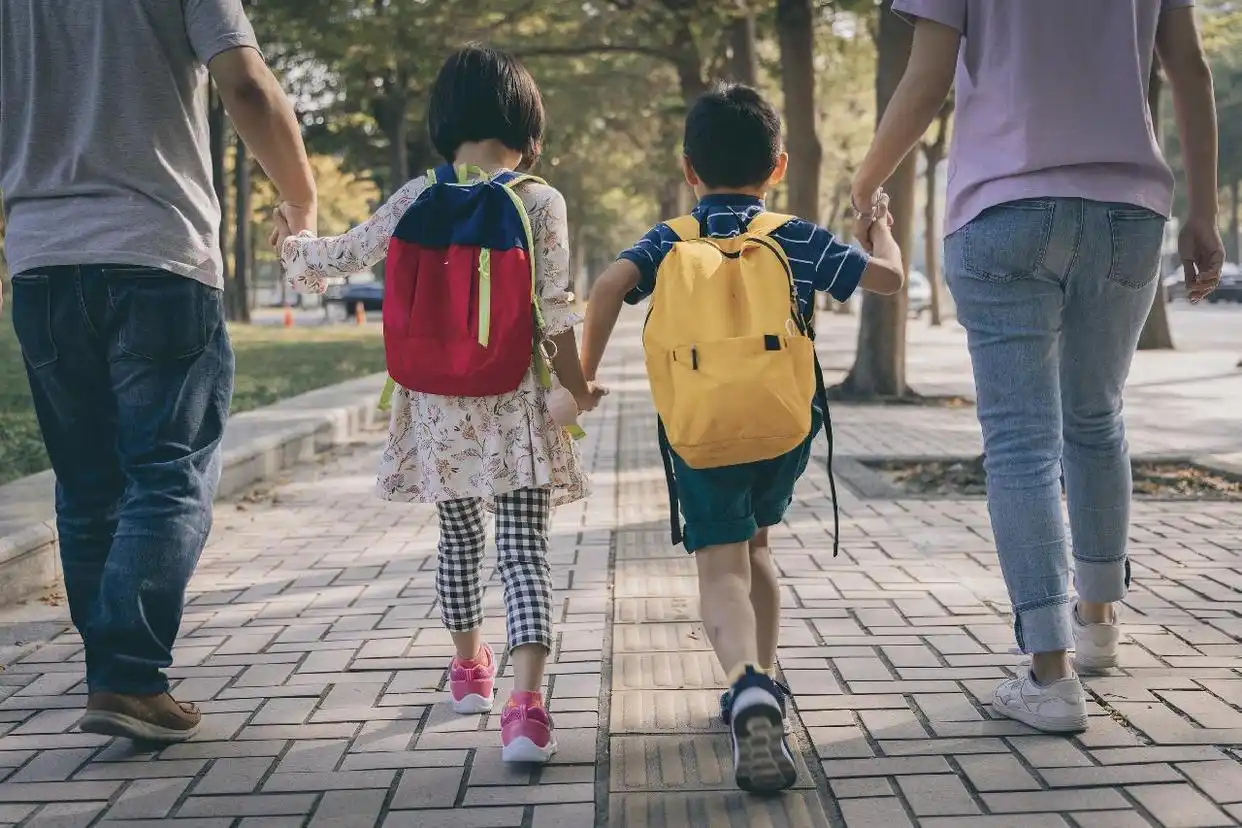 家长距离老师只差教师资格证了_家长辅导作业 家长教育焦虑 家校共育