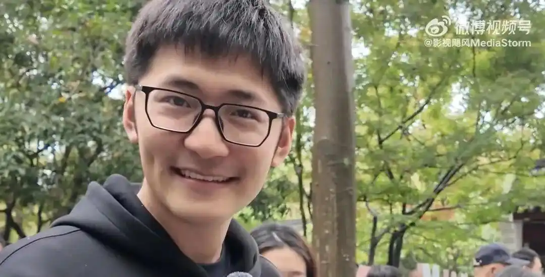 杭州相亲角真实案例_影视飓风CEO潘天鸿相亲角遭遇学历尴尬_影视飓风ceo在相亲角被大妈吐槽