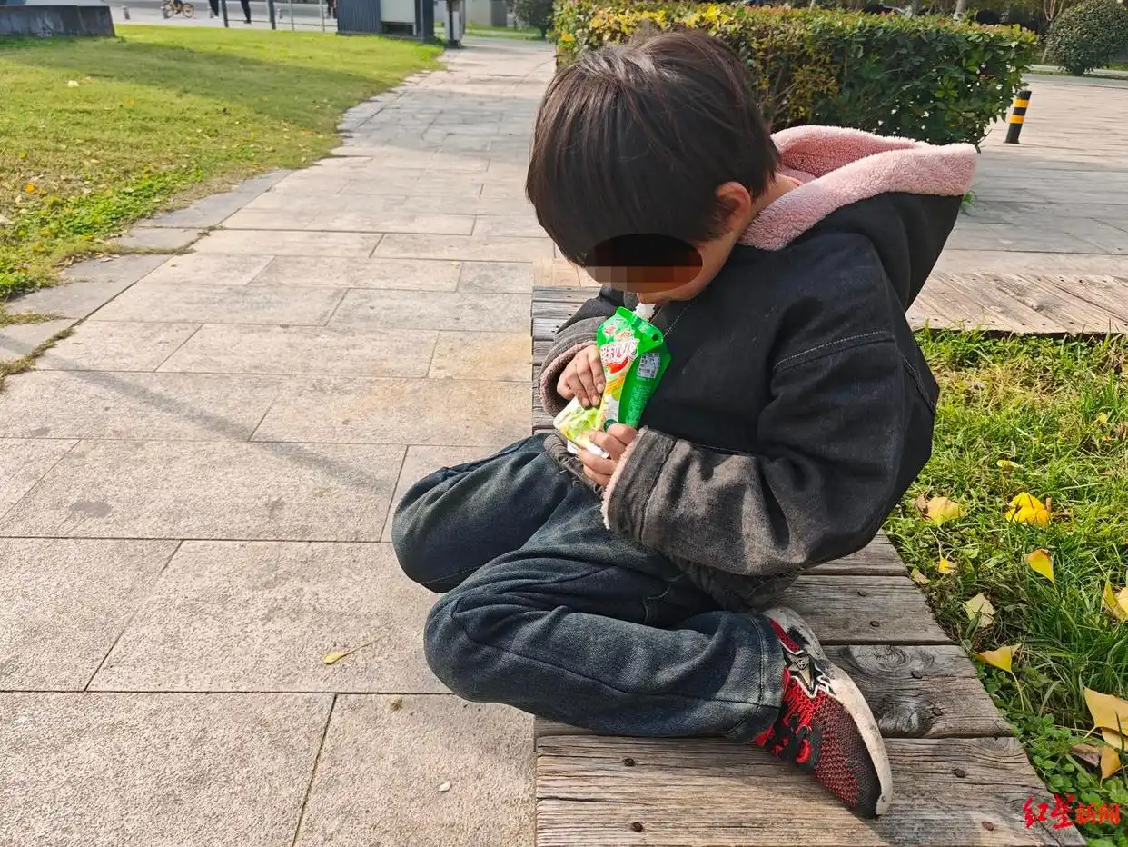 女童丧母冬天穿拖鞋捡食 家中没玻璃_陕西西安8岁女孩寒冬穿拖鞋捡食_未央区妇联介入帮扶