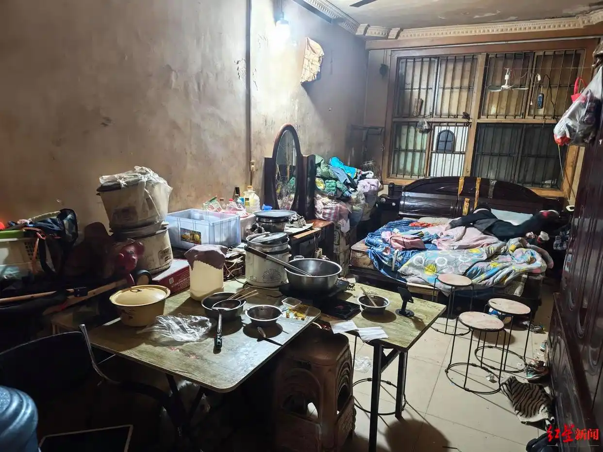 女童丧母冬天穿拖鞋捡食 家中没玻璃_未央区妇联介入帮扶_陕西西安8岁女孩寒冬穿拖鞋捡食