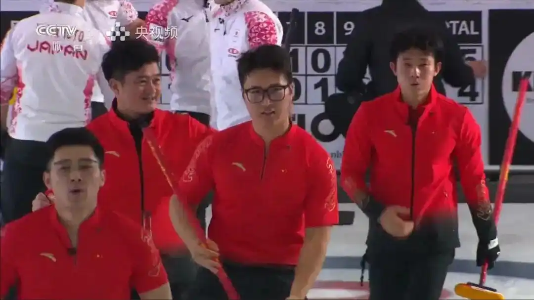 米兰冬奥冰壶团体赛:中国男女队双双晋级 成亚洲唯一_许静韬李智超费学清徐晓明冰壶比赛结果_中国冰壶男队米兰冬奥会资格赛