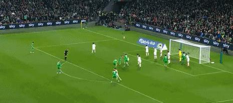 C罗国家队首次染红！无球状态下故意肘击，离场时不断做手势和说着什么 国家队生涯首红