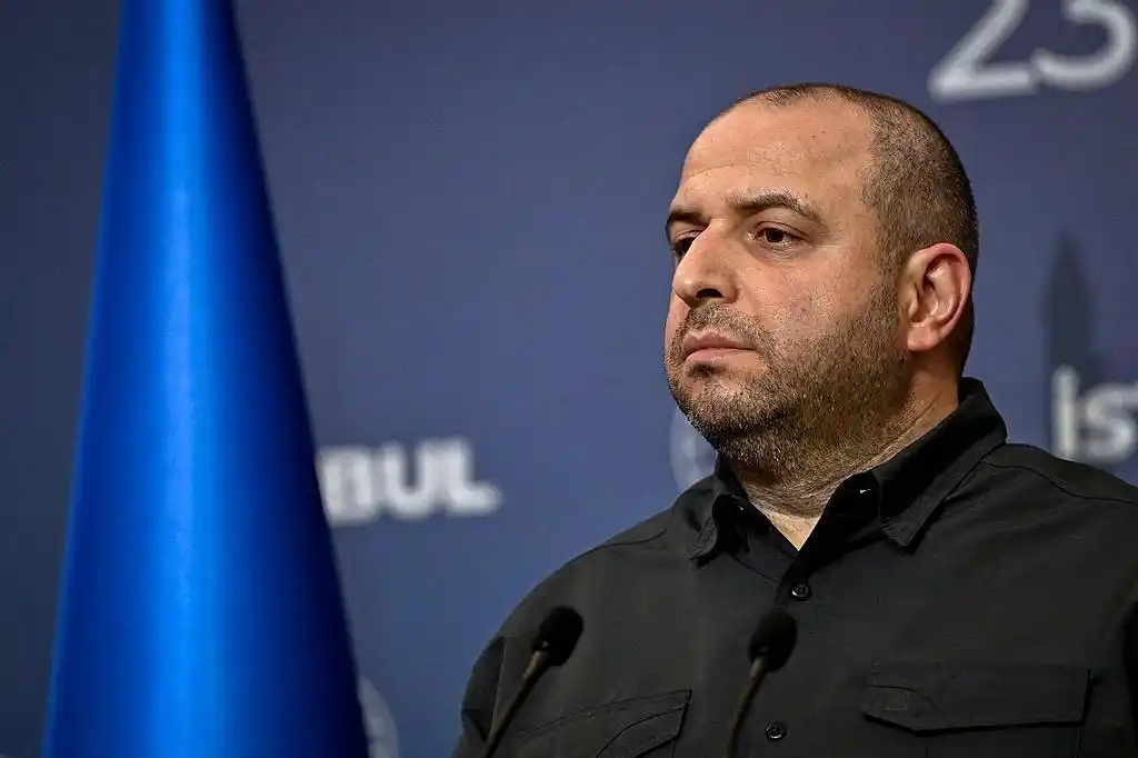 日本高市早苗涉华错误言行_日本多方批评高市早苗言行：极其愚蠢_美国芝加哥抗议者与执法人员激烈冲突