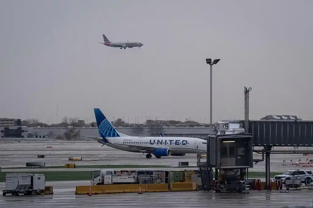 日本多方批评高市早苗言行：极其愚蠢_日本高市早苗涉华错误言行_美国芝加哥抗议者与执法人员激烈冲突