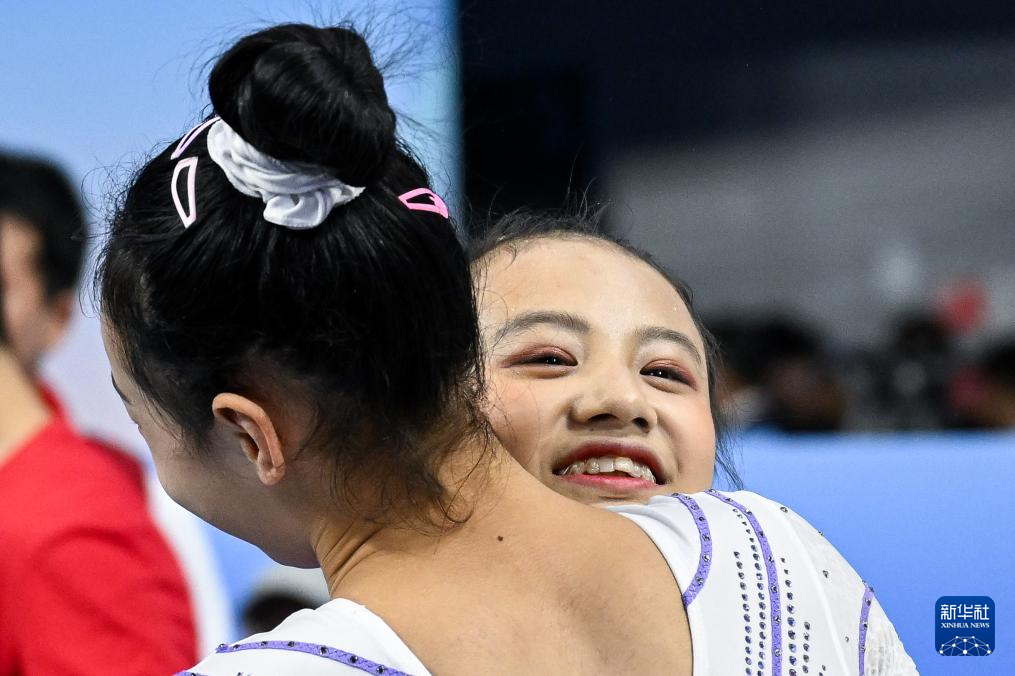 全运会｜体操：邱祺缘“磨难”中夺冠 广西队揽一金一银_第十五届全国运动会女子高低杠决赛 邱祺缘夺冠 肇庆体操比赛