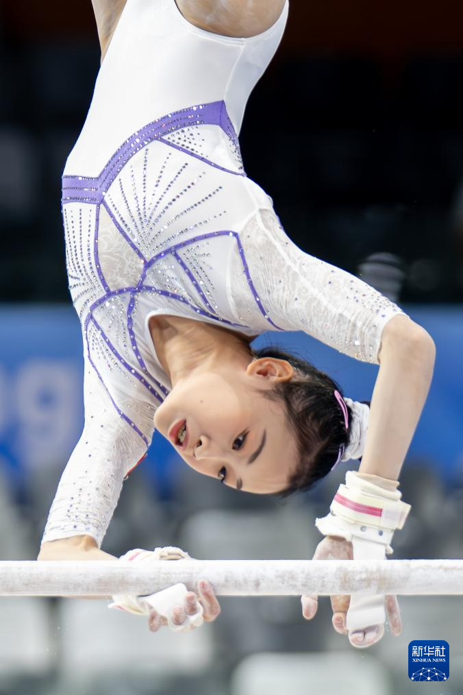 全运会｜体操：邱祺缘“磨难”中夺冠 广西队揽一金一银_第十五届全国运动会女子高低杠决赛 邱祺缘夺冠 肇庆体操比赛