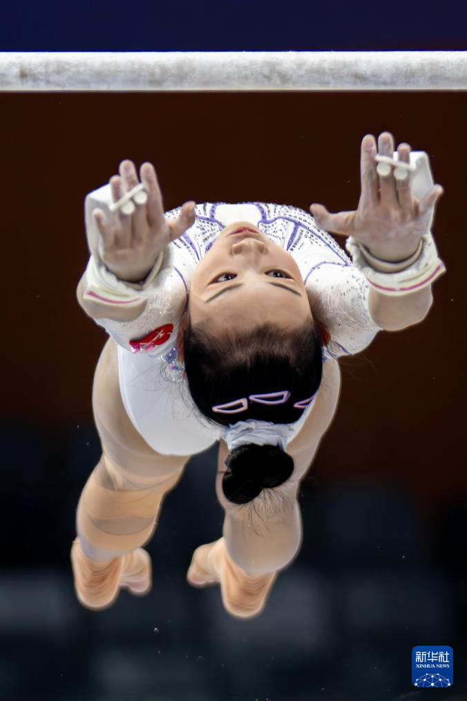 全运会｜体操：邱祺缘“磨难”中夺冠 广西队揽一金一银_第十五届全国运动会女子高低杠决赛 邱祺缘夺冠 肇庆体操比赛